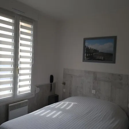 Logis - Le Neptune & Restaurant Отель 2*