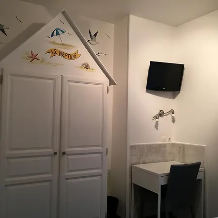 Logis - Le Neptune & Restaurant Отель 2*